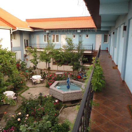 Hostel Tropical Дробета-Турну Северин Екстериор снимка