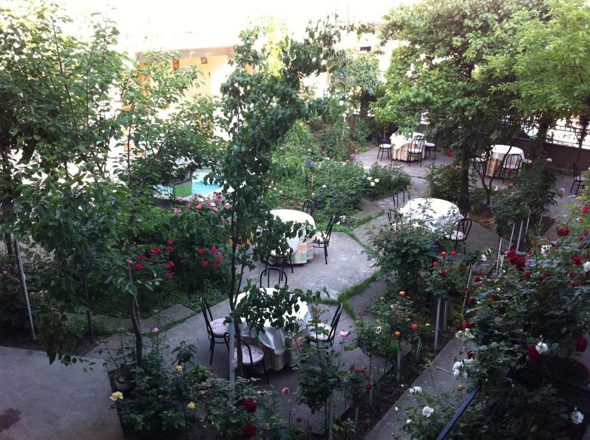 Hostel Tropical Дробета-Турну Северин Екстериор снимка