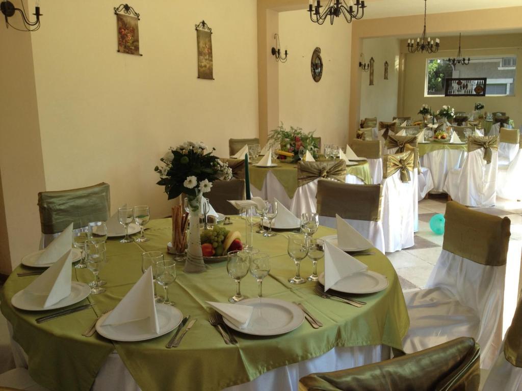 Hostel Tropical Дробета-Турну Северин Екстериор снимка